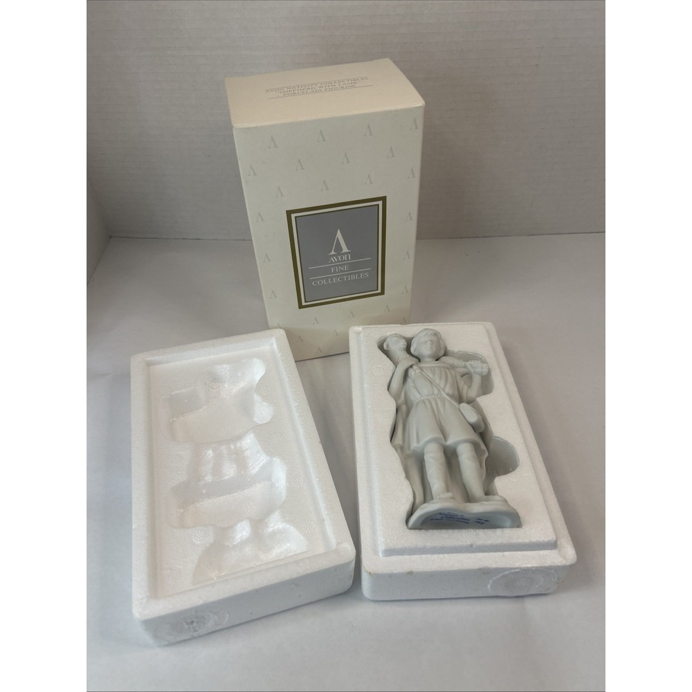 Vintage 1993 Avon White‎ Porcelain Shepard Boy Lamb Nativity Figurine